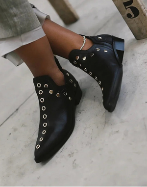 SARA | STUDDED POINTED BOOTS